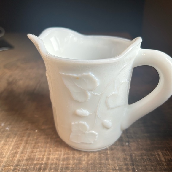 Milk Glass Vintage creamer with leaf print - Picture 5 of 8